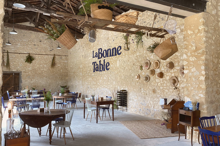 Salle du restaurant La Bonne Table à proximité du domaine