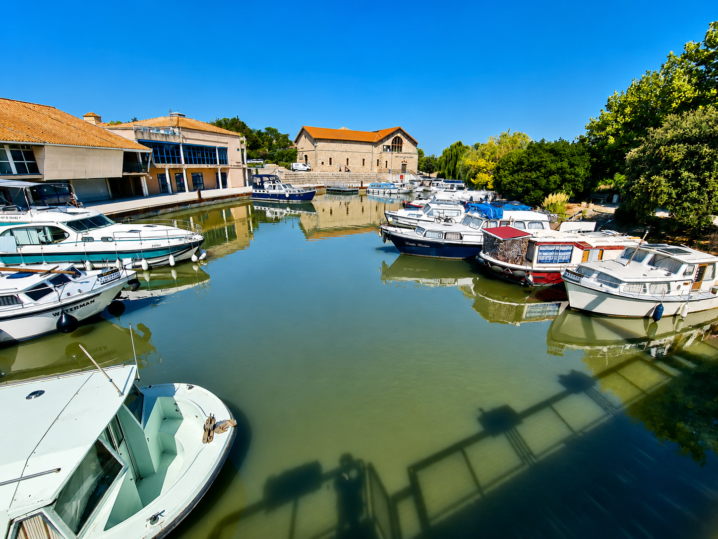 Port fluvial de Colombiers et péniches sur le Canal du Midi
