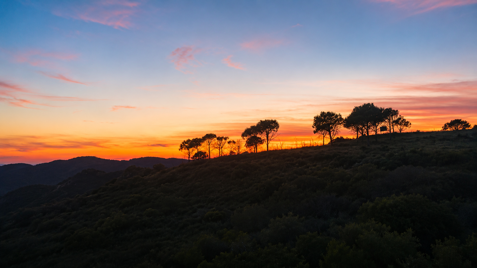 Coucher de soleil sur les collines voisines