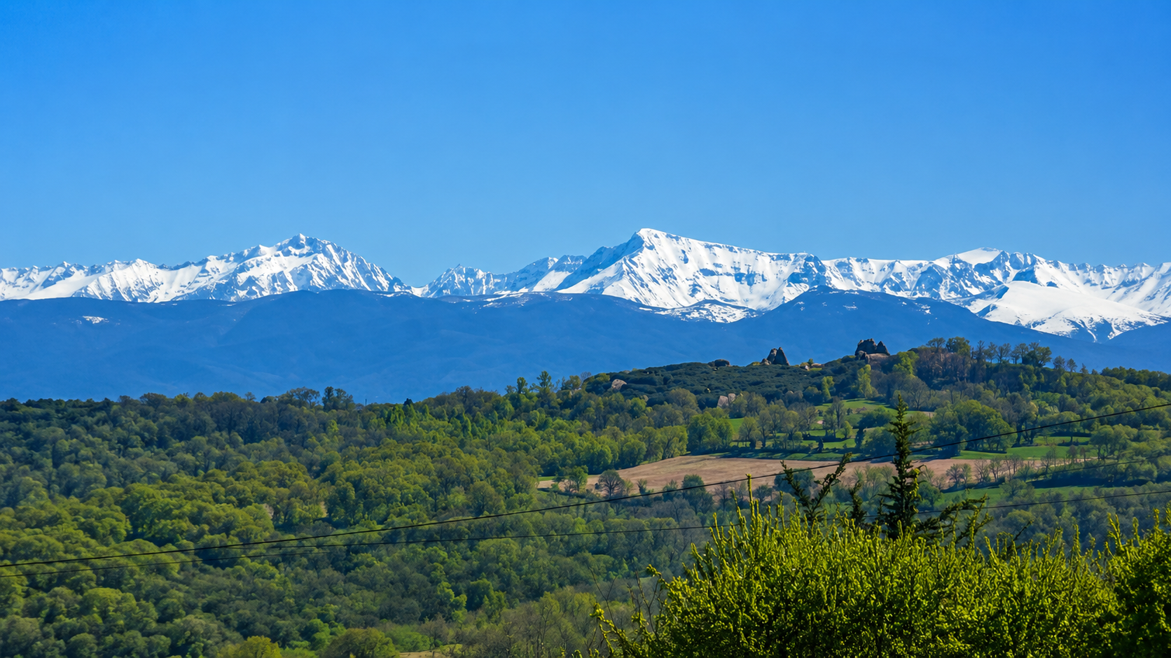 Vue sur les Pyrénées enneigées depuis le domaine